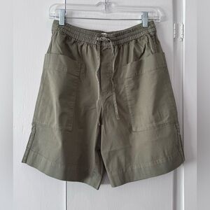 Everlane women’s patch pocket  Cargo Shorts in Olive - XS